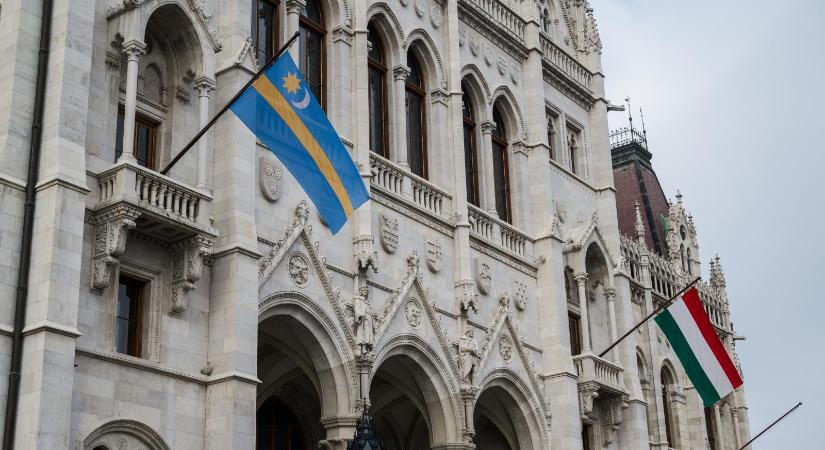 Orbán Anita megerősítette, hogy szombaton újra kitűzik az Európai Unió zászlaját az Országházra