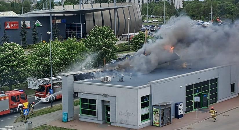 Hatalmas tűz ütött ki a pályaudvaron, káoszba fulladt a közlekedés