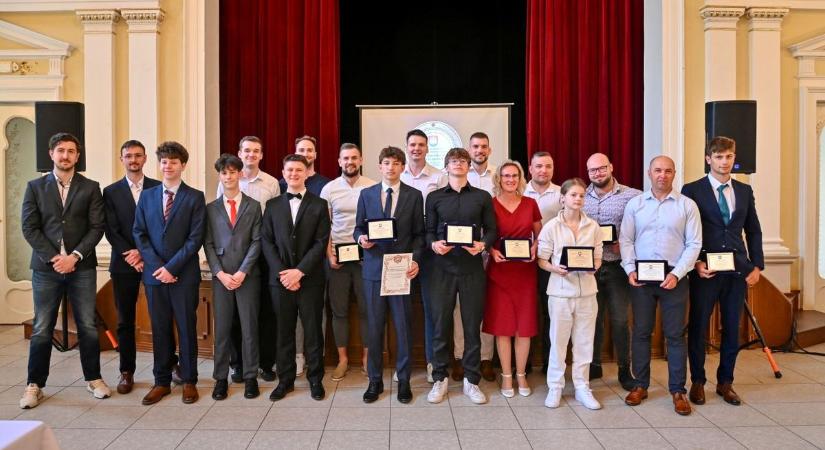 Nappal a rendet védi, szabadidejében Európa legjobbja: rendőrt is díjaztak a komáromi sportgálán