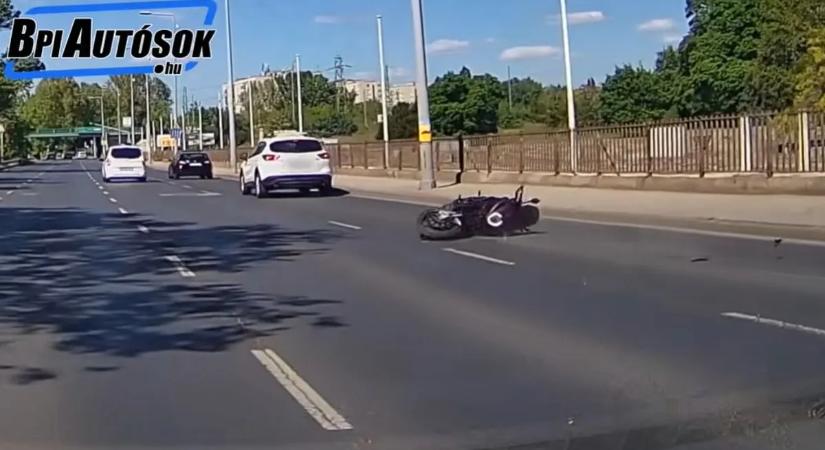 Videón a motorbaleset, amit egy Tesla satufékezése okozott