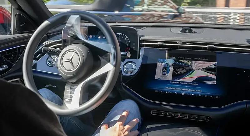 Vissza is hozza a gombokat a Mercedes, meg nem is