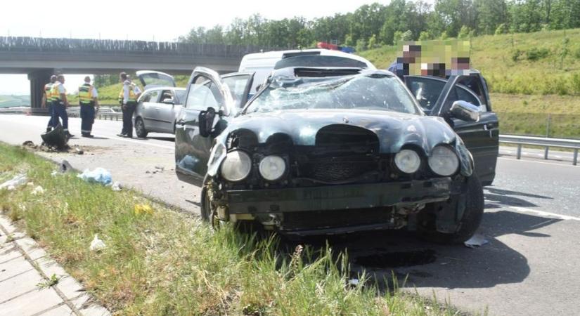 Milliókat dobtak ki az autóból, miközben a rendőrök elől menekültek a borsodi csalók