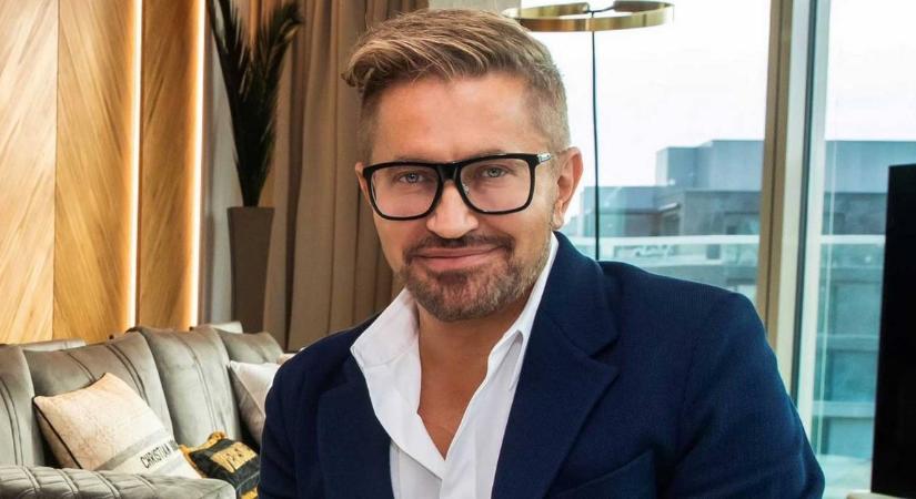 Ölelés és örömkönnyek, ezúttal egy kisfiún segített a milliárdos jótevő, Jákob Zoli