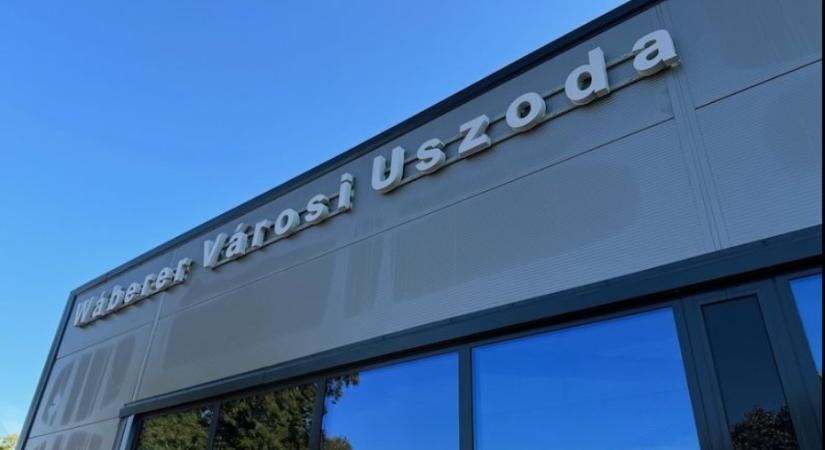 Sátoraljaújhelyen a fideszes többség leszedette Wáberer György nevét az uszodáról