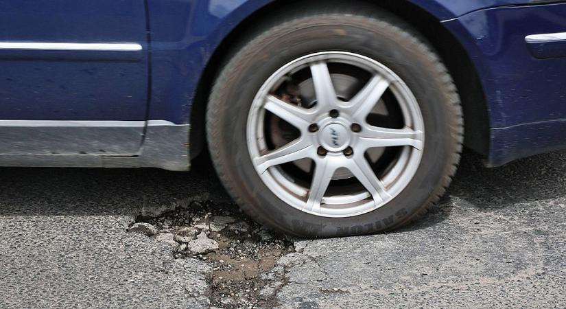 Alig javították ki, máris újra veszélyessé vált Szeged egyik legforgalmasabb hídja – videóval