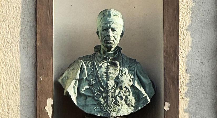 Még a diktatúrát is túlélte, most mégis eltűnt a helyéről Szolnok egyik legrégebbi szobra