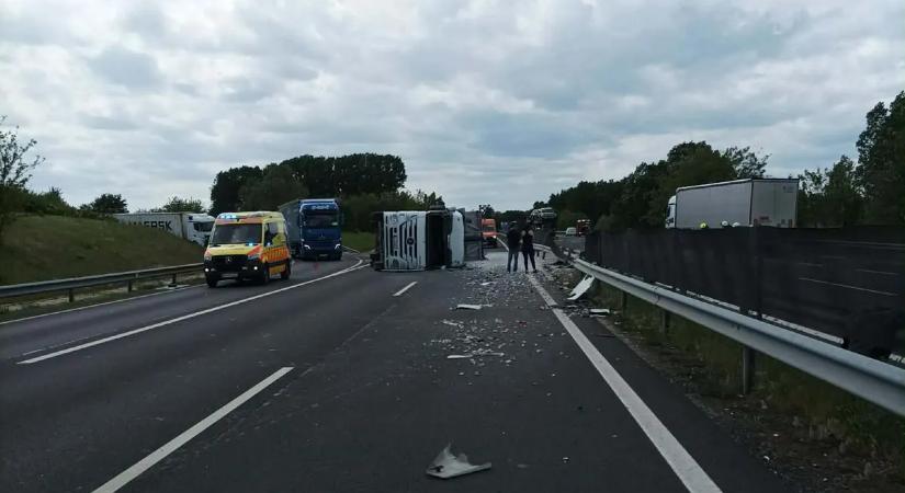 Videón, ahogy felborul egy kamion az M7-esen a brutális balesetben