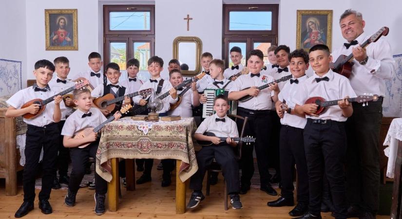 Egy kis faluból a fővárosba – a Parlamentben lép fel a Sugó Tamburazenekar sükösdi csoportja
