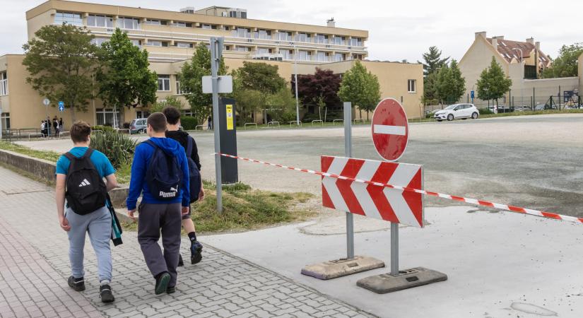 Azbesztszennyezés Zalaegerszegen - fotókon a lezárt parkolók, a fóliával letakart kapubejárók - így néz ki a város