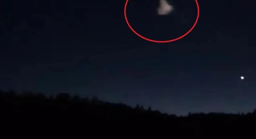 Kitört a pánik: kúp alakú ufo-k világították be az eget - Fotó