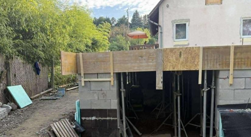 Fél métert dőlő fal, beázó műhely – Újabb károsult jelentkezett, akit cserben hagyott az építési vállalkozó