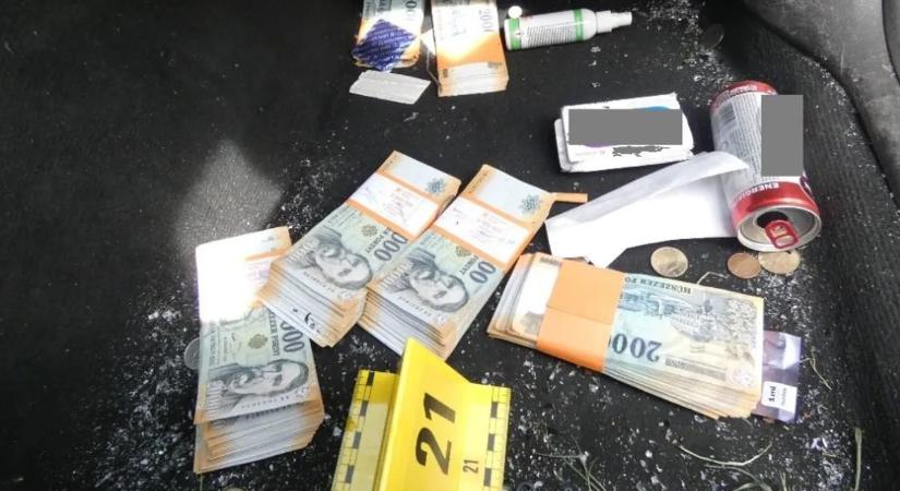 Szó szerint milliókat dobtak ki az ablakon a miskolci rendőrök elől menekülő csalók