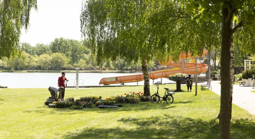 Van, ahol június közepéig váratják a strandolni vágyókat, máshol már a jövő héten kinyitnak