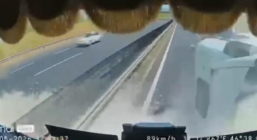 Videón a pillanat, amikor felborult egy kamion az M7-esen és belerohant egy másik