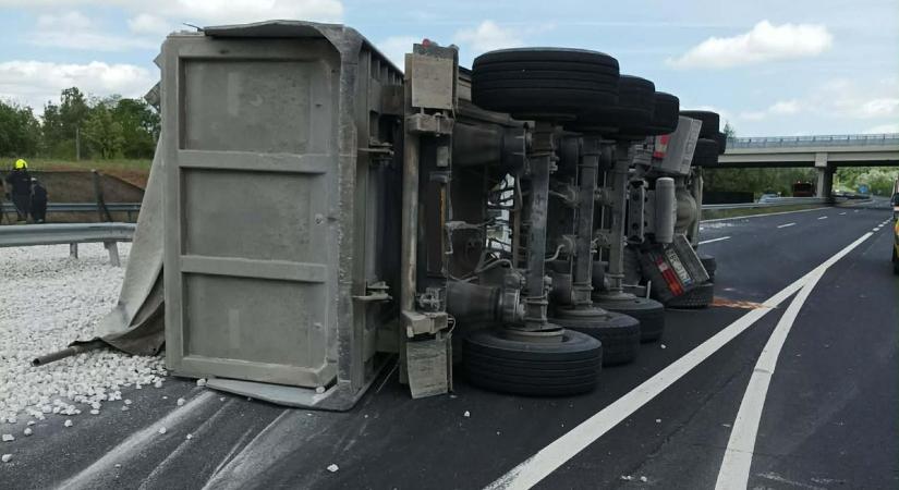 Brutális baleset az M7-esen: videón a kamionok ütközése