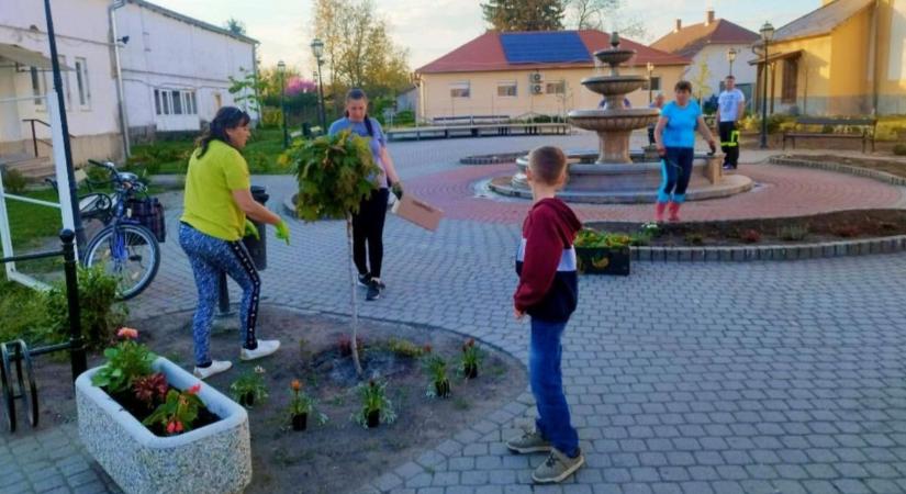 Kivirágzott Poroszló: összefogással szépült meg a település több pontja