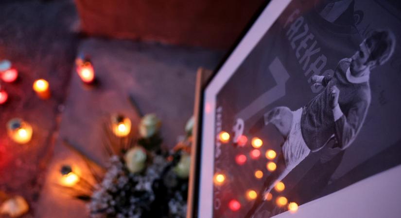 Gyertyagyújtással emlékeztek az újpesti szurkolók Fazekas Lászlóra – fotók