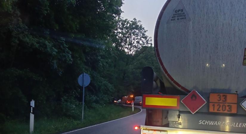 Kisteherautók ütköztek a 67-esen csütörtök kora este