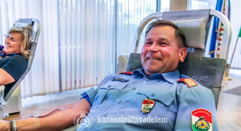 Tűzoltók a véradás élvonalában: országos akció indult a katasztrófavédelem részvételével (galéria)