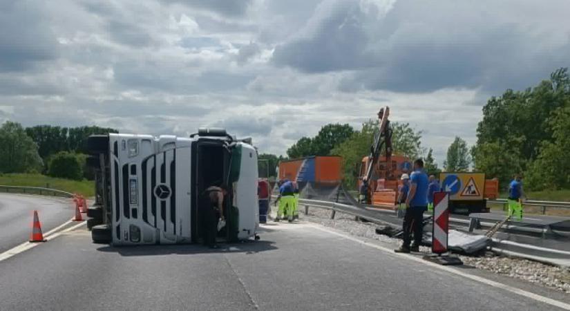 Felborult egy kavicsot szállító kamion az autópályán, majd nekiütközött egy másik – videó