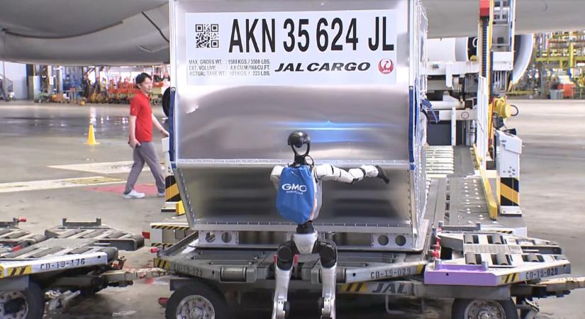 Robotok pakolják a poggyászokat egy japán reptéren