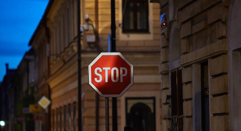 Ez a furcsa KRESZ-tábla teljesen összezavarja az autósokat – pedig nagyon fontos dolgot jelent
