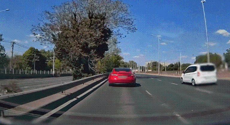 Satufékező Tesla idézett elő nagy balesetet a Szentendrei úton