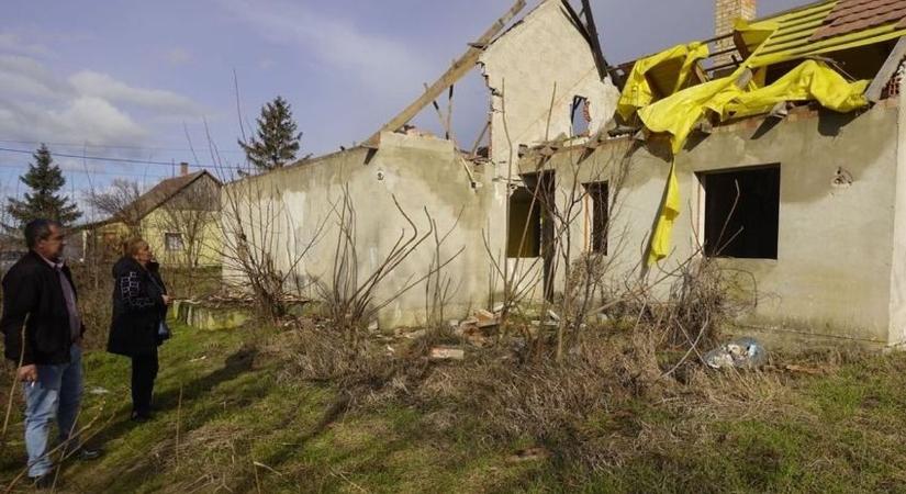 Azt hinnéd, ilyen nincs! Szó szerint széthordják a házakat, sorra tűnnek el az épületek a hajdú-bihari településen