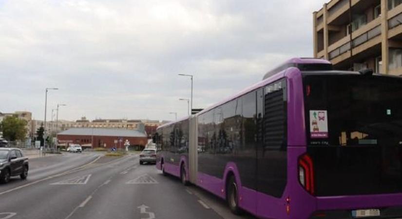 Elszabadult a pokol Veszprémben: egy férfi rátámadt a buszra, egy utas megsérült