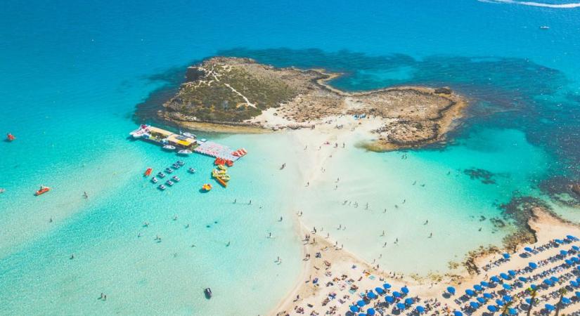 Sekély, kristálytiszta víz és világos homok: ezért imádják Ciprus egyik strandját