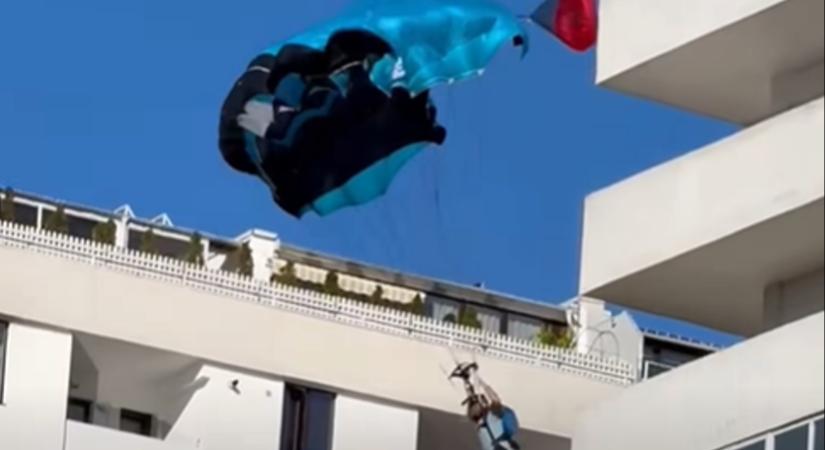 Egy tömbház tetejéről ugrott le ejtőernyővel egy férfi (VIDEÓ)