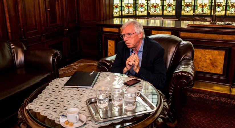 Hankó Balázs apjának lemondását követelik a gyógyszerész kamara éléről
