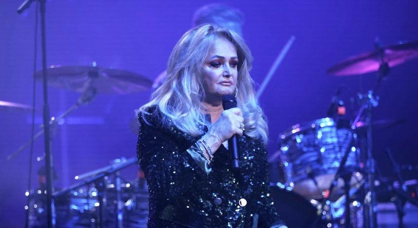 Élet-halál között a rockdíva: Mesterséges kómában tartják Bonnie Tylert az intenzív osztályon