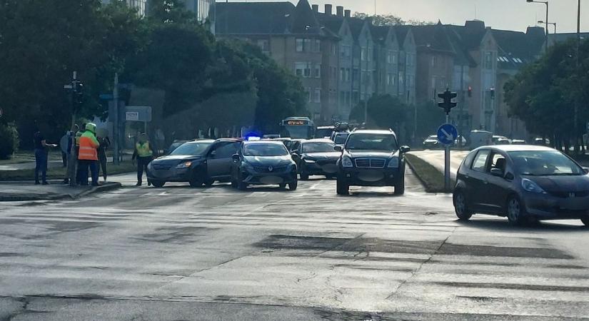 Baleset a belvárosban: két autó ütközött Nyíregyházán – jelentős az anyagi kár