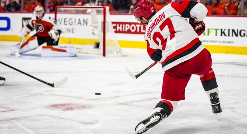 NHL: Philadelphiában folytatta a menetelést a Hurricanes, egy meccsre a továbbjutástól
