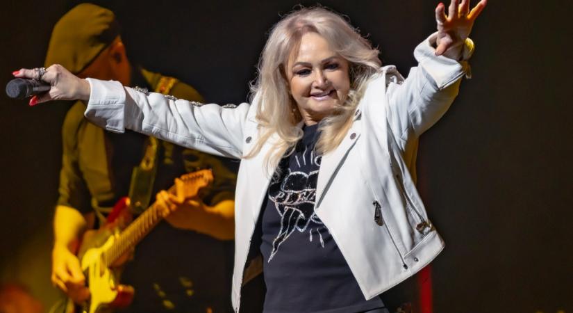 Bonnie Tyler szegedi fellépése egyelőre napirenden van – miközben egészségi állapota miatt aggódik a nemzetközi sajtó