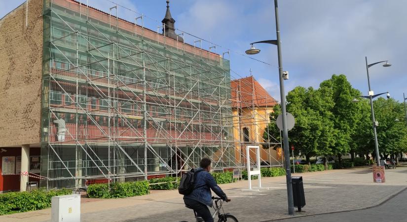 Néhány napra felállványozták a Bessenyei Ferenc Művelődési Központot
