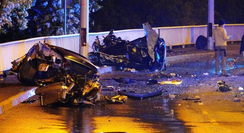 Három részre szakadt a Mercedes Szegeden, a Bertalan hídon, egy halott