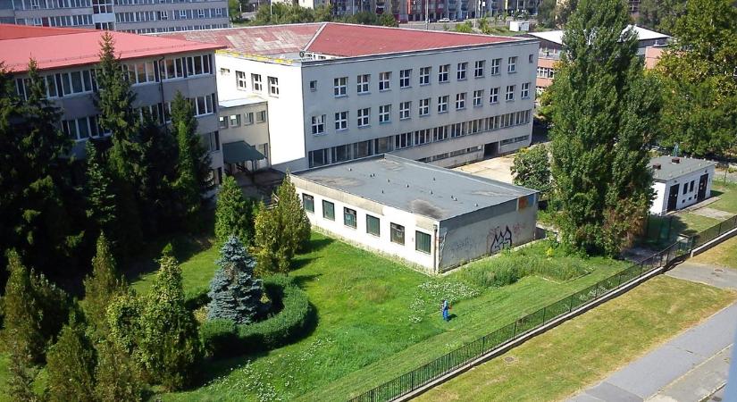 Rejtett kamerát találtak egy egri iskolában