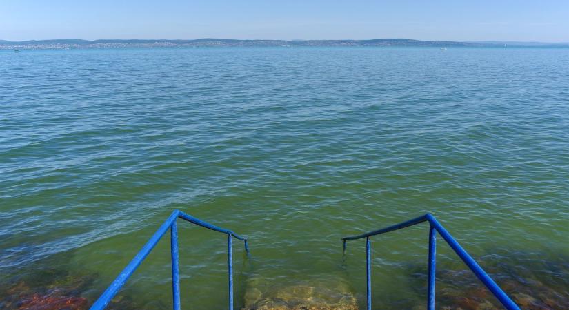Nem hiszed el, ki fürdött már most a Balatonban - videó