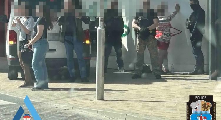 Bevásárlóközpont előtt kaptak el egy dílert Szolnokon
