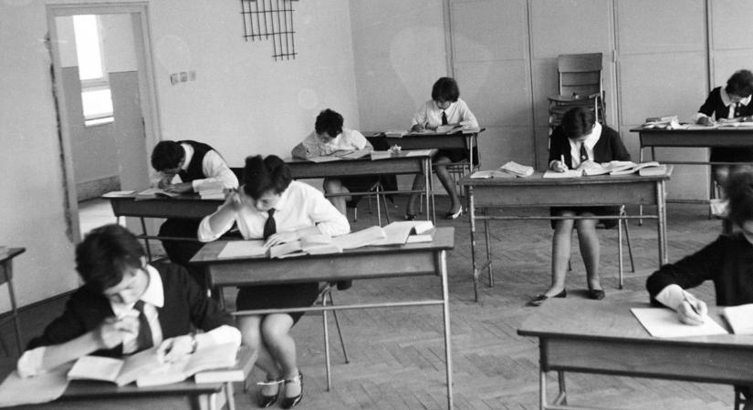 Logarléc, indigó, írógép – retró fotókon a régi érettségik