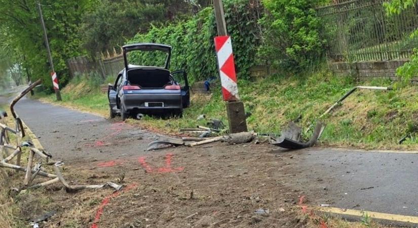 A szalagkorlát sem tudta megfogni a 47-esen lesodródott autót, többen is megsérültek a balesetben!