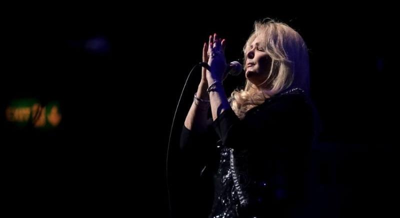 Élet-halál közt lebeg Bonnie Tyler – intenzív osztályon küzdenek a rockikonért