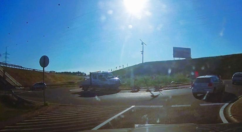 Figyelj, ha erre jársz Veszprémben: munkagépek lepték el a körforgalmat videó