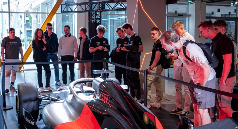 Az Audi Forma–1-es bemutatóautóját láthatták az érdeklődők a Széchenyi István Egyetemen