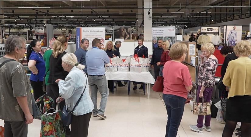 Betegség miatt hátrányos helyzetű családok kaptak élelmiszercsomagot a debreceni Tescoban