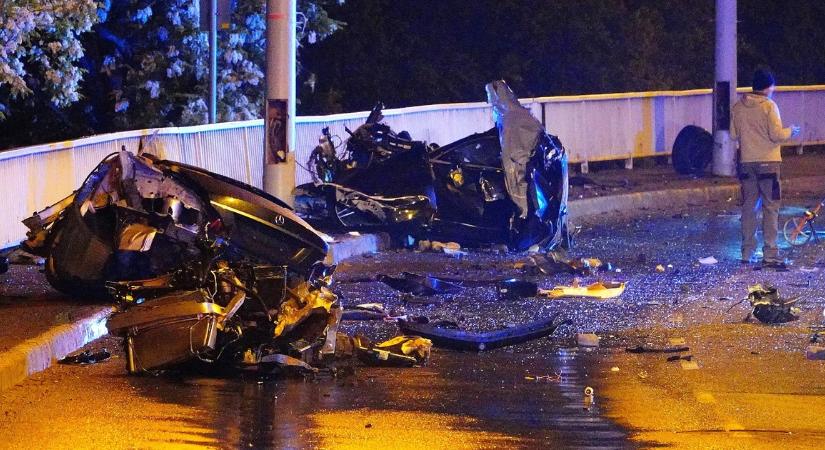 Képeken a hajnali horrorbaleset: apró darabokra szakadt szét a Mercedes a Bertalan hídon, halálos áldozat és kritikus állapotú sérült is van