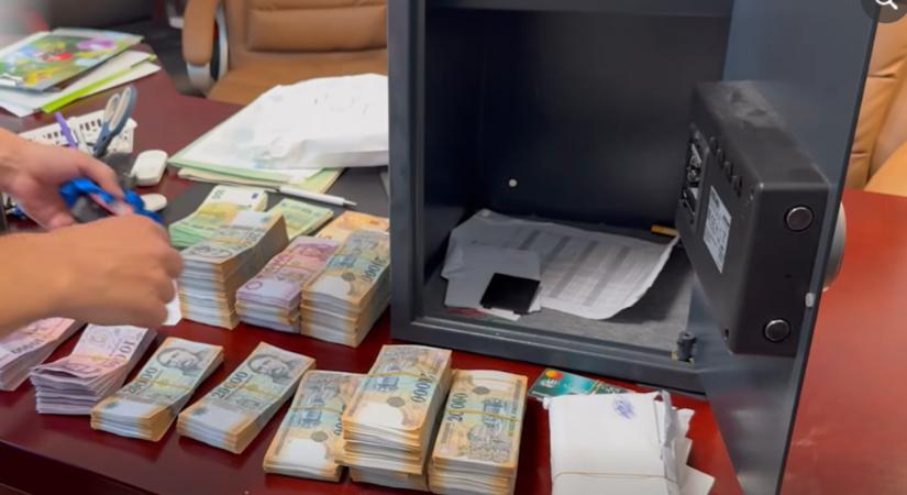 Áfacsaló bűnszervezetre csapott le a NAV, 90 milliónyi kézpénzt találtak a páncélban