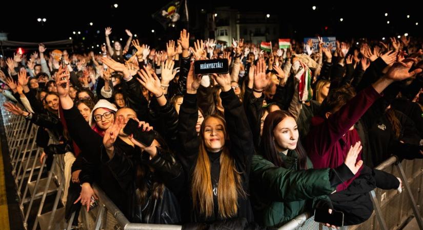 Kamerába vigyorgó fiatalok, tomboló tömeg, színpadról szónokló előadók – itt a Rendszerbontó Nagykoncert hivatalos aftermovie-ja